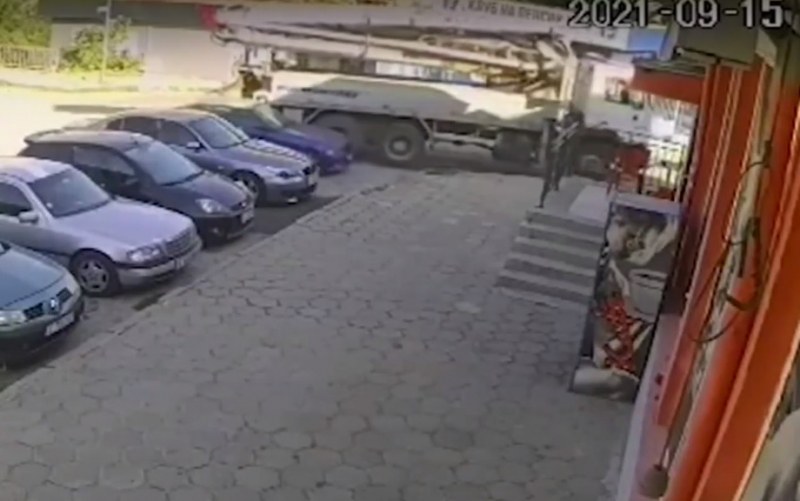 Бетон помпа помете паркирани коли в Петрич. Водачът не бил вътре ВИДЕО