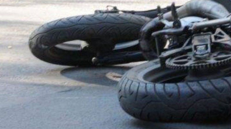 Моторист се заби в бус, направил забранен ляв завой в Карлово
