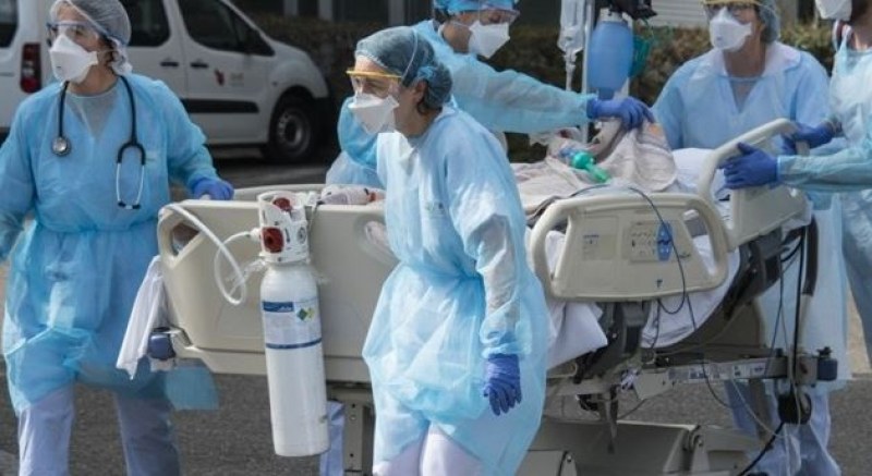 Заради ковид сертификатите: Отстраниха близо 3000 медици във Франция