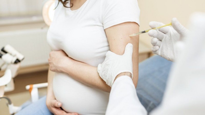Експерти настояват: Бременните да не се притесняват от ковид ваксините!