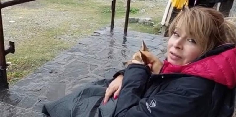 Хижари с ланци се изгавриха с Мира: С куче в ръце, а и сама в дъжда ВИДЕО