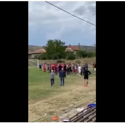 Масов бой на юношески мач, фенове нахлуха на терена ВИДЕО