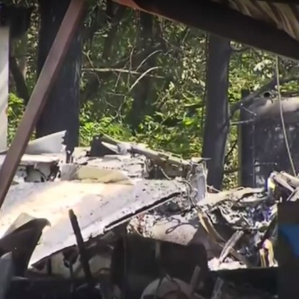 Самолет се разби в квартал в Тексас. Ранени са двамата му пилоти ВИДЕО