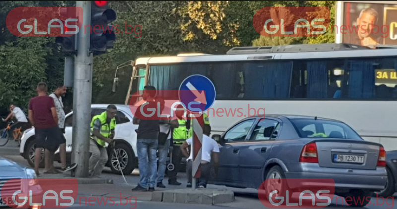 Блъснаха пешеходец на кръстовище в Пловдив СНИМКИ