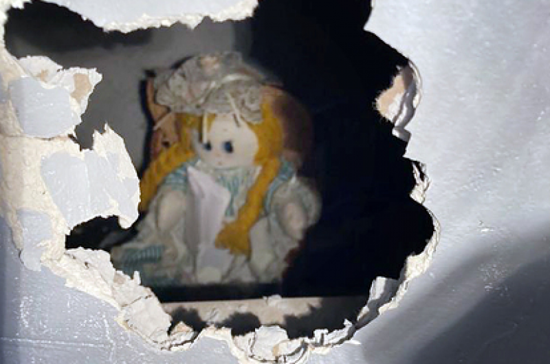 Новодомец намери кукла и бележка със зловещо послание в дома си СНИМКИ