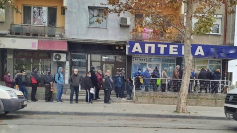 Аптеките ни – ковид котило! Болни и здрави се редят рамо до рамо