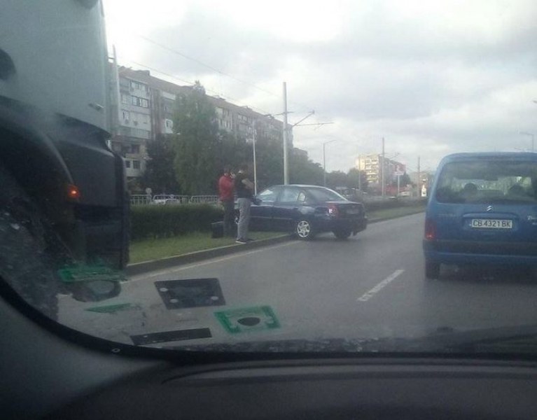 Камион и цистерна блъснаха кола в София СНИМКА