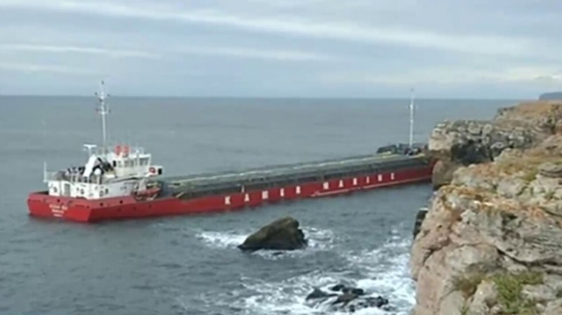 Има ли опасност от разлив на гориво от заседналия край Камен бряг кораб?