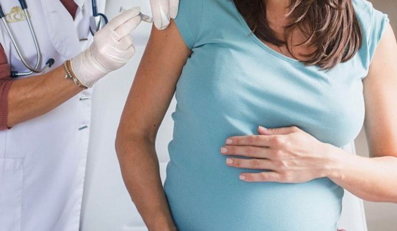 Италия започва ваксинацията на бременните жени