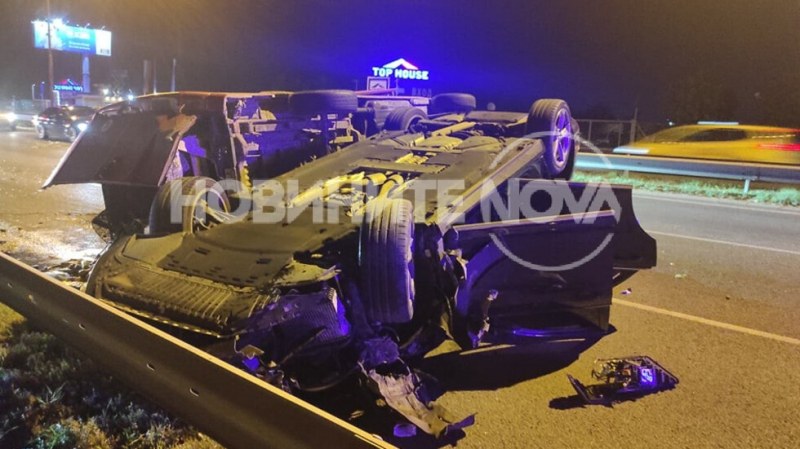 Кола по таван в София! Двама мъже са в болница