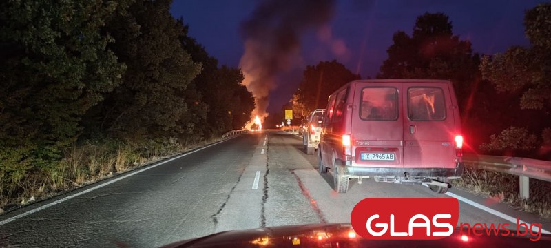Кола гори като факла на пътя за Кърджали! Подпали се и гората СНИМКИ