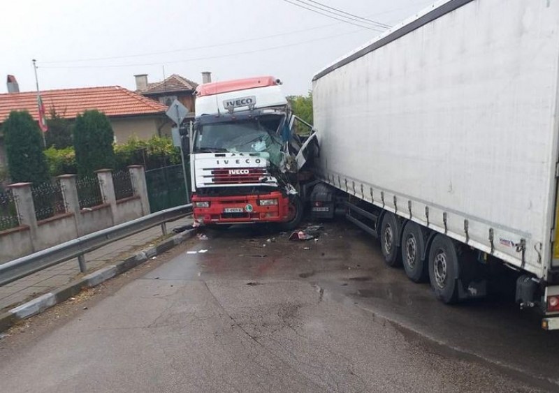 Два камиона се блъснаха и затапиха път СНИМКА