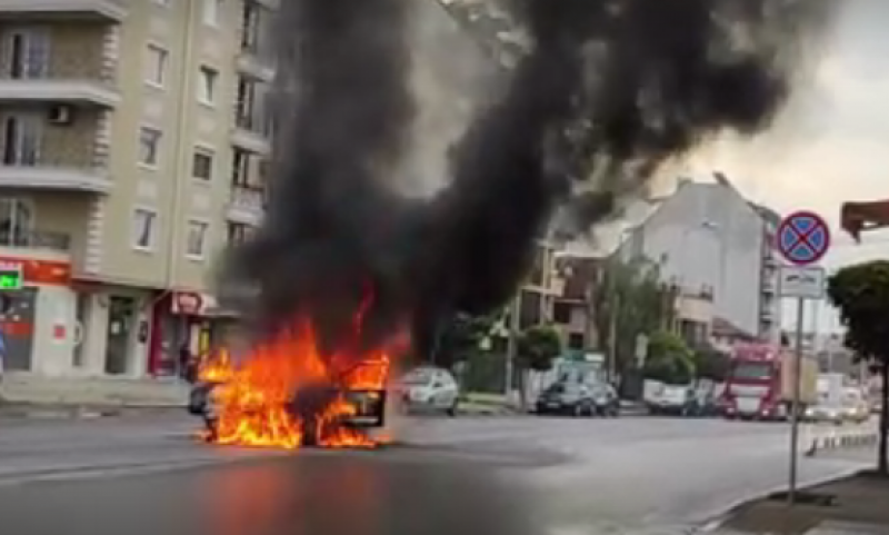 Кола се подпали и изгоря в София ВИДЕО