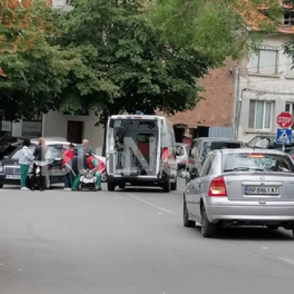 Шофьор блъсна жена на пешеходна пътека, откараха я в болница