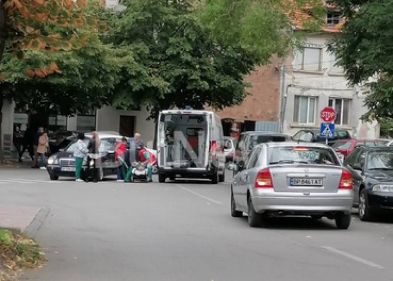 Шофьор блъсна жена на пешеходна пътека, откараха я в болница