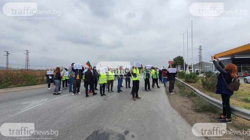 Десетки протестиращи строители блокираха Околовръстния път на Пловдив ВИДЕО