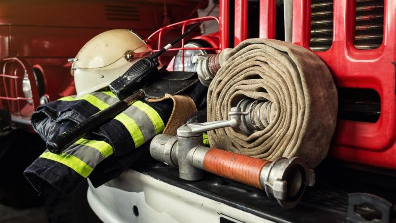 Пожарникари като Спешна помощ, пренасят 200 кила мъж с ковид до болница
