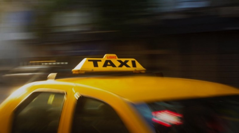 Такси отнесе и просна на земята жена на спирка в София