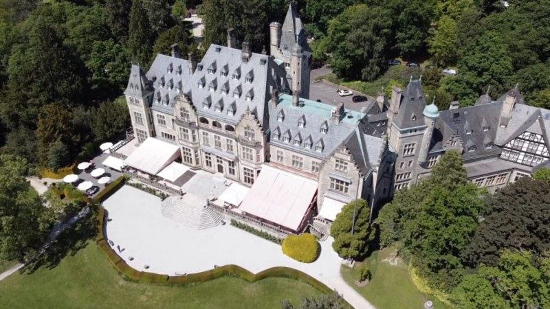 Резиденция на императрица вдовица: Тайните на хотел замък СНИМКИ