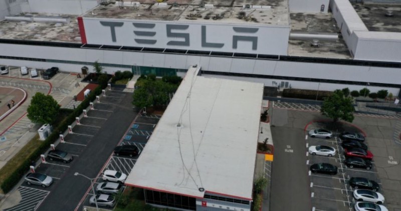 Tesla плати над 130 млн. долара обезщетение на служител! Защо?
