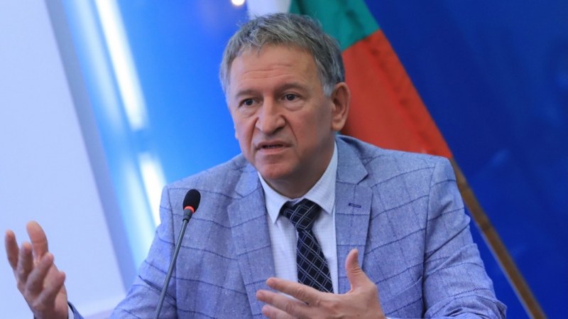 Здравният министър: Ако заразените се увеличат още, ще има нови мерки