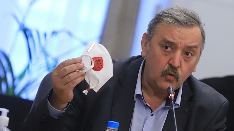 Най-важното е да продължаваме с ваксините, болниците са пълни