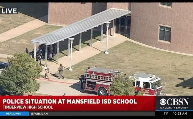 Стрелба в училище, има ранени! Бягащи панически ученици заснеха ВИДЕО