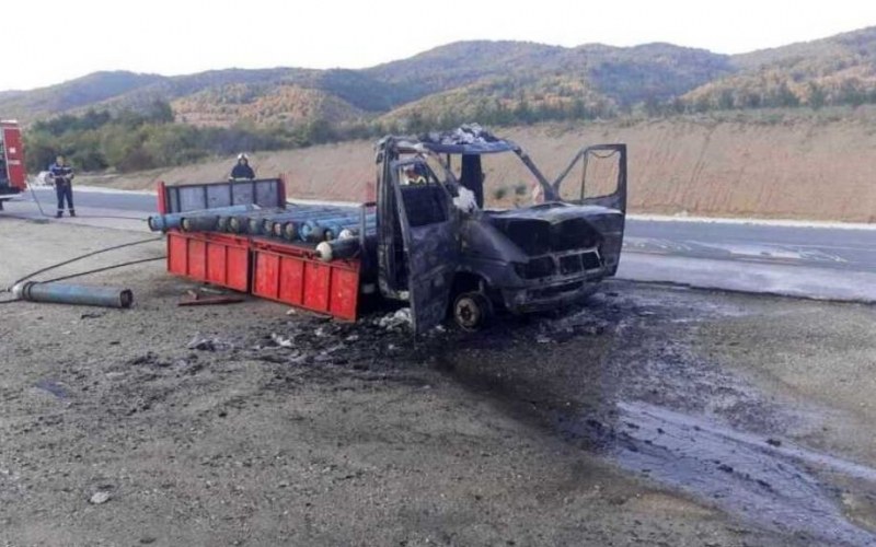 Камион с бутилки кислород под налягане горя на Е-79 СНИМКИ