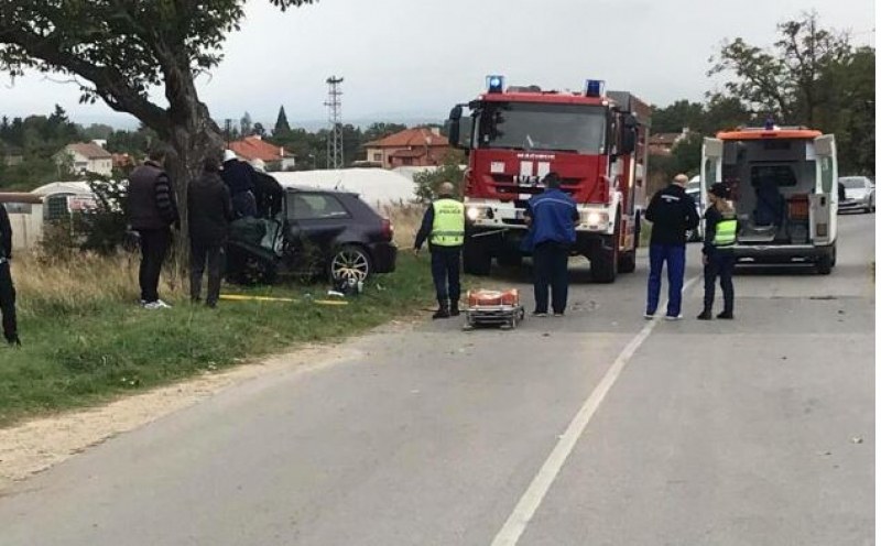 Лек автомобил се вряза в дърво, режат ламарини да извадят шофьора!