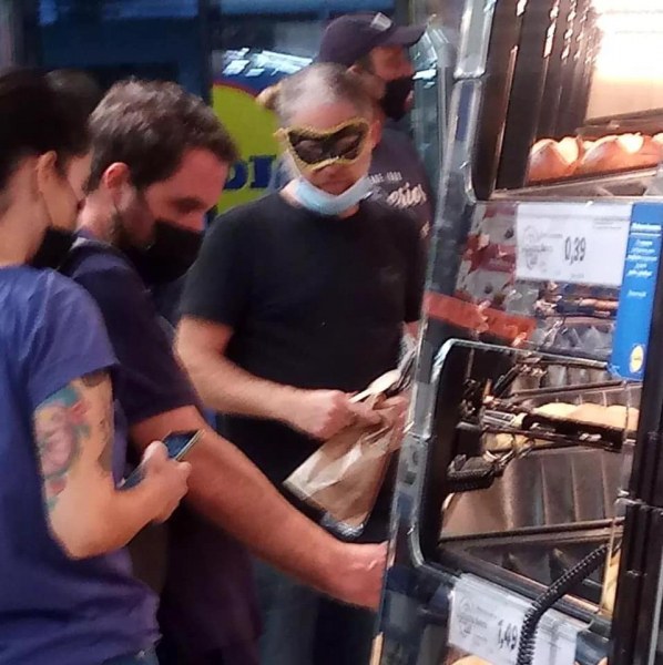 Шаш и шоу. Младеж с домино на очите – пазарува в магазина. Пази се!