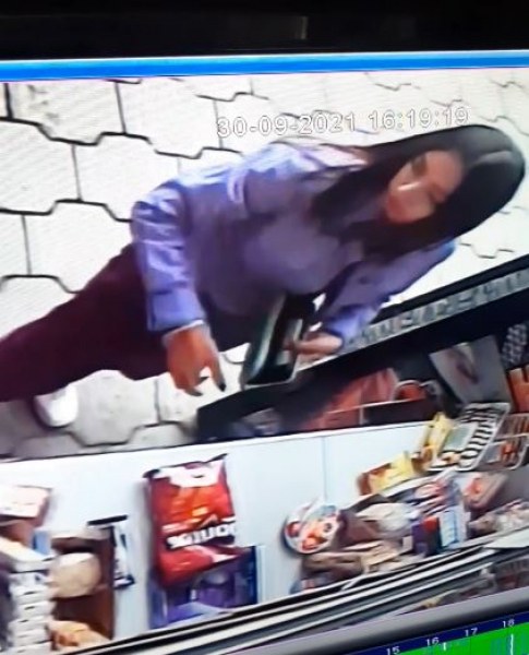 Срам! ВИДЕО запечата ученичка да краде от магазин в Пловдив