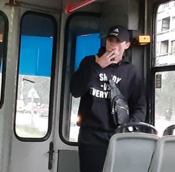 Ваксиниран срещу ценности? Момче запали цигара в ъгъла на трамвай СНИМКИ