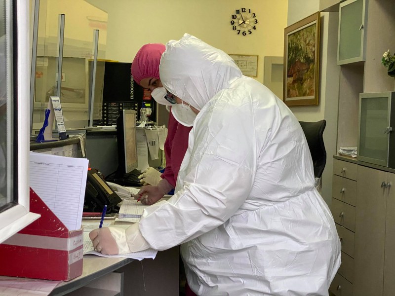Трима лекари за сред новите случаи на вируса, има заразени в училища и градини