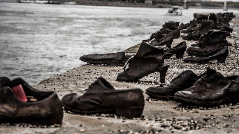 Знаете ли историята зад паметника с железните обувки на брега на Дунава?