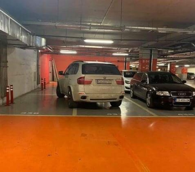 БМВ паркира майсторски, зае цели две места на паркинг