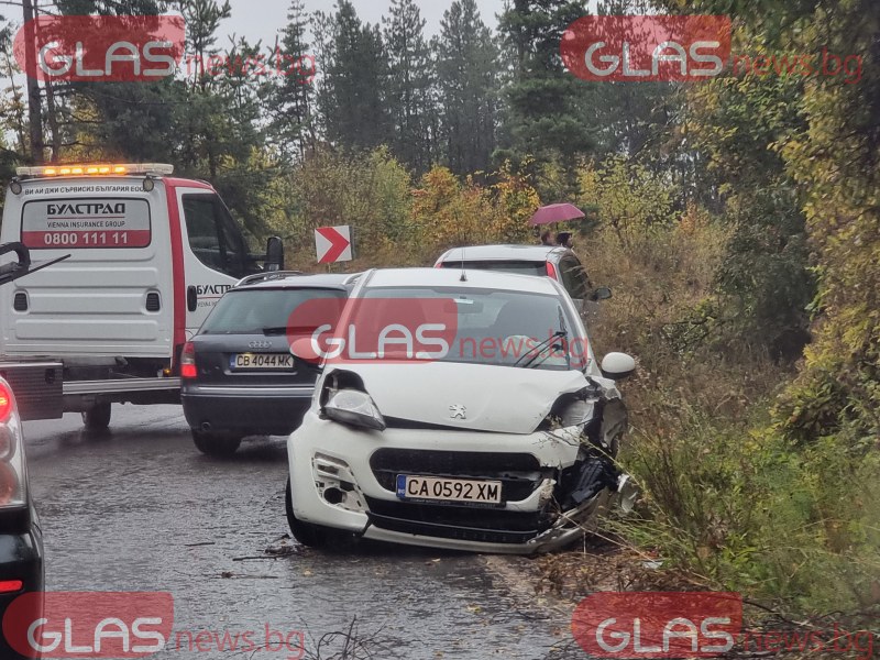Два автомобила се удариха челно на пътя за Петрохан СНИМКИ