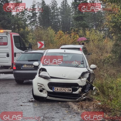 Два автомобила се удариха челно на пътя за Петрохан СНИМКИ