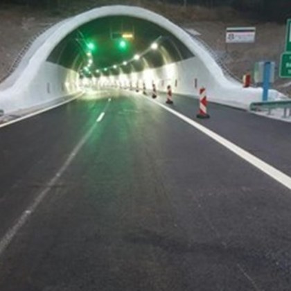 Камион аварира до тунел