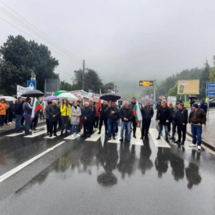 Протестиращи блокираха пътя за Велинград на изхода на Варвара. Защо?