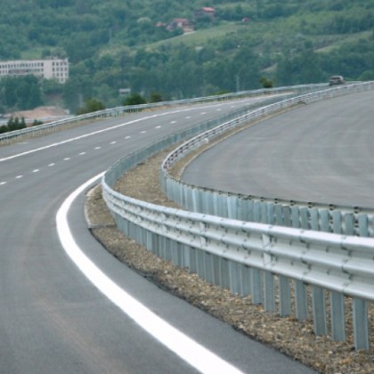 След авариралия тир на