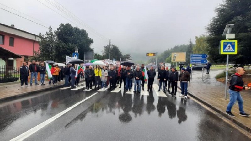 Протестиращи блокираха пътя за Велинград на изхода на Варвара. Защо?