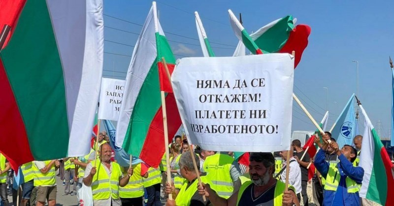 Тежка техника на пътните фирми блокира центъра на София
