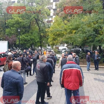 Протест в Пловдив: Десетки се събраха в подкрепа на мъж, заплашен от екстрадиция в Гърция