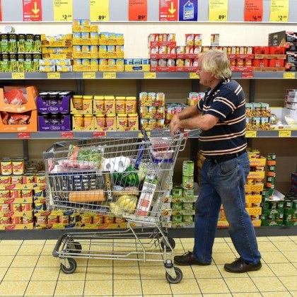 Цената на основните продукти скача. Колко повече ще броим в магазина?