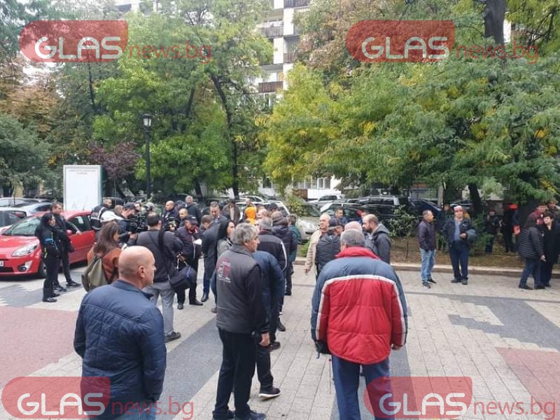 Протест в Пловдив: Десетки се събраха в подкрепа на мъж, заплашен от екстрадиция в Гърция