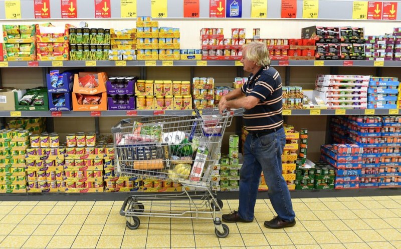 Цената на основните продукти скача. Колко повече ще броим в магазина?