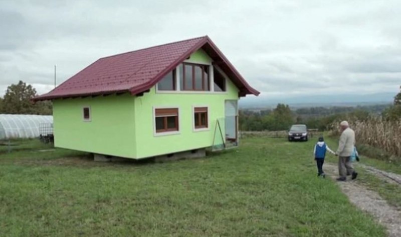 Уникално! Мъж построи къща с 360-градусова гледка ВИДЕО