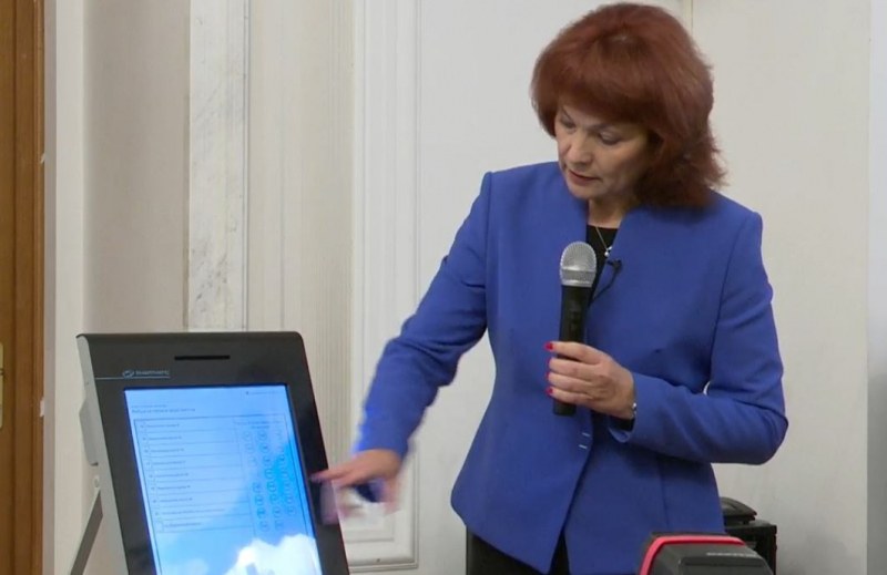 НА ЖИВО: ЦИК показва как ще гласуваме на изборите 2 в 1