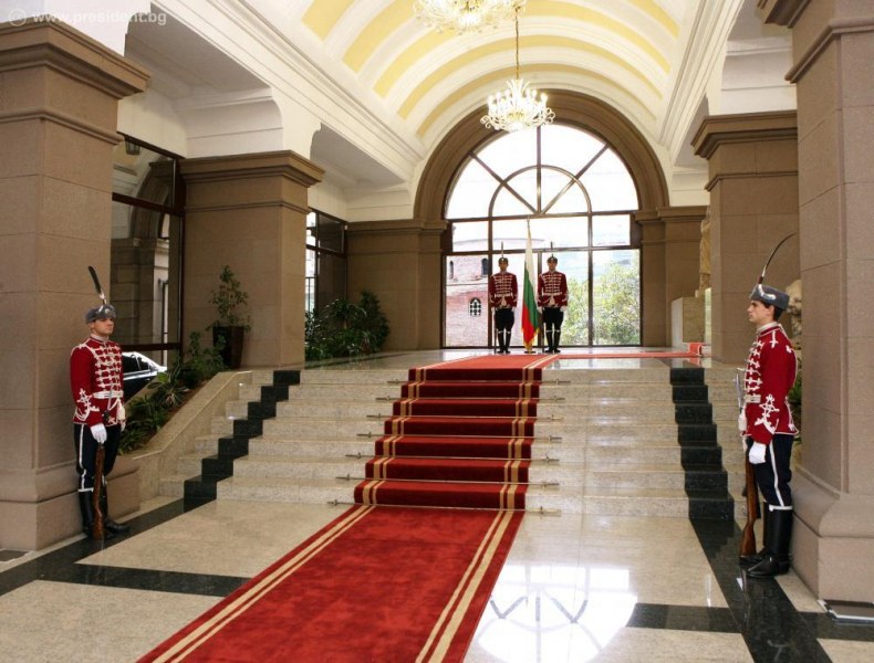 Над 50-те, доказал се, разпознаваем, земна зодия... Това търсим за президент