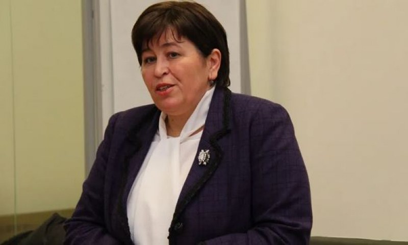 Туристическата министърка ваксинирана, но с ковид. Вкъщи си е